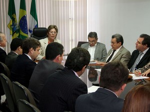 Governadora Rosalba Ciarlini explica que Estado tem amargado quedas na receita (Foto: Demis Roussos)
