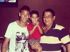 Zeca Pagodinho leva o neto para tietar Neymar em restaurante
