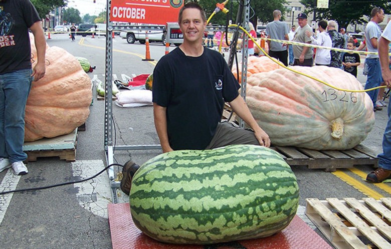 Christopher Kent bateu o recorde de melancia mais pesada do mundo em 2013 (Foto: Guiness World Records)