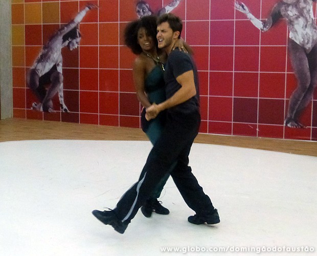 Klebber dança forró com a professora Ivi Pizzott (Foto: Domingão do Faustão / TV Globo)