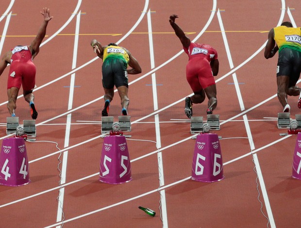 Garrafa atirada contra os velocistas antes da largada da final dos 100m rasos (Foto: Getty Images)