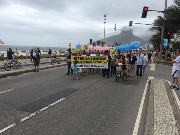 Grupo caminhava em direção ao Arpoador por volta das 12h (Foto: Eduardo Vallim/Ego)