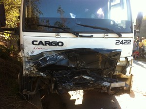 Com impacto o capô do veículo ficou grudado na frente do caminhão (Foto: Diego Souza/G1)