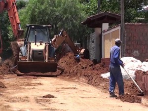 Obra impediu a saída de moradores de casa em bairro de São Carlos (Foto: Reprodução/EPTV)