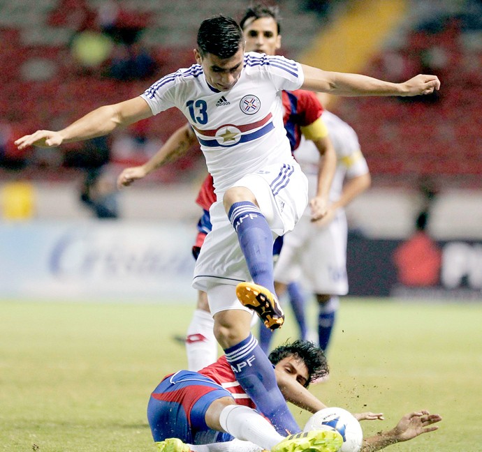 Junior Alonso jogo Paraguai e Costa Rica (Foto: Reuters)