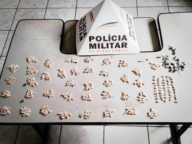 Foram apreendidas 433 pedras de crack e 26 buchas de maconha em Aimorés. (Foto: Divulgação/PM)
