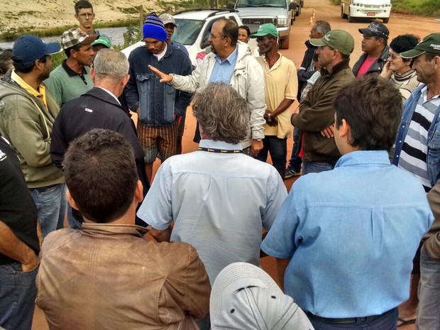 Negiciação para liberação de rodovia no Espírito Santo (Foto: Kaio Henrique/ TV Gazeta)