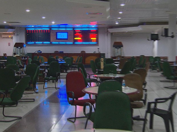 Em PE, polícia invade bingo e clientes tomam susto ao achar que era assalto (Foto: Reprodução / TV Globo) Em PE, polícia invade bingo e clientes tomam susto ao achar que era assalto (Foto: Reprodução / TV Globo)