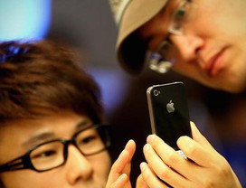 Estudantes japoneses veem fotos em iPhone em Tóquio Smartphone (Foto: Getty Images) Estudantes japoneses veem fotos em iPhone em Tóquio Smartphone (Foto: Getty Images)