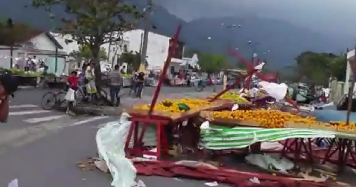 Vendaval causa estragos e prejuízos em feira livre em Peruíbe, SP - Globo.com