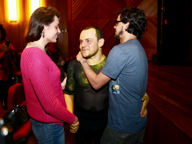 Monica Iozzi e o namorado, Felipe Flores, com Matheus Nachterhaele em estreia de peça em São Paulo (Foto: Manuela Scarpa/ Brazil News)