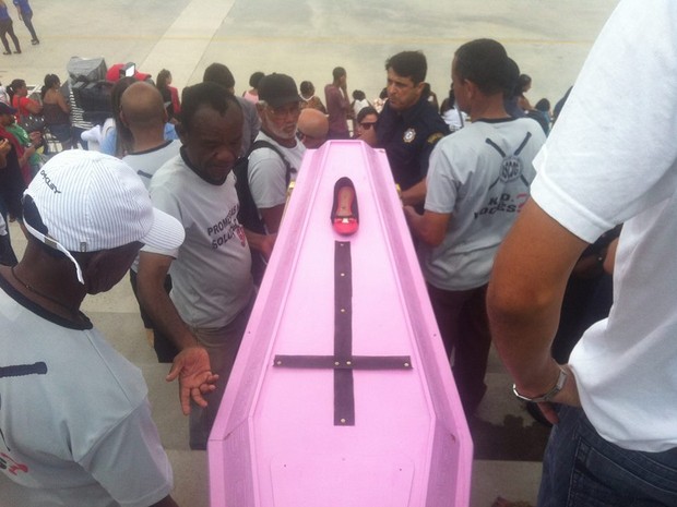Um grupo de ex-guardas civis levou um caixão rosa para o evento. (Foto: Letícia Bucker)