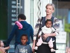 Charlize Theron curte passeio com os filhos nos Estados Unidos