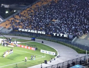 Torcida do Corinthians dá os parabéns para Tite (Foto: Alexandre Lozetti )