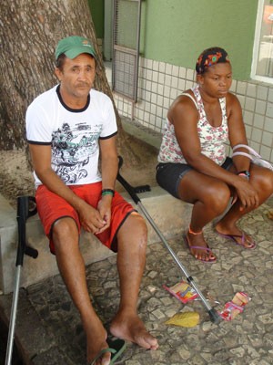  Lavrador Valdir Marques aguarda atendimento acompanhado pela esposa, em Salvador (Foto: Naiá Braga)