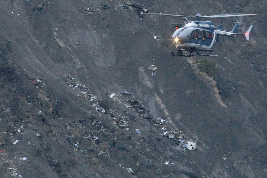 Helicópteros participam das buscas por destroços do acidente