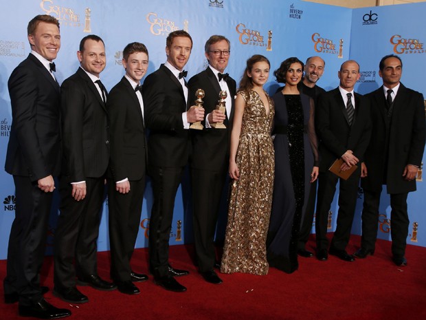Elenco e produtores de 'Homeland', série eleita a melhor na categoria drama no Globo de Ouro 2013 (Foto: Lucy Nicholson/Reuters)