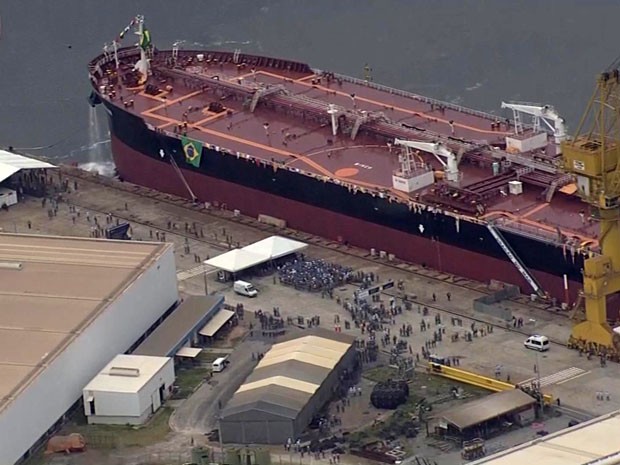 Presidente participa de cerimônia de viagem inaugural do navio Dragão do Mar, em Suape (Foto: Reprodução/TV Globo)