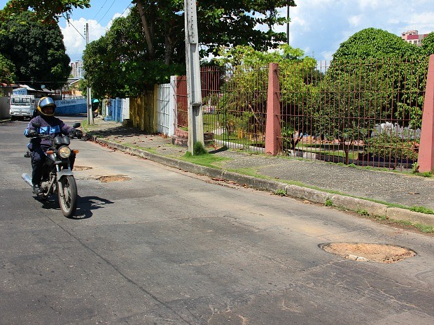 G Moradores Reclamam De Buracos Em Rua Do Bairro Parque Dez Em