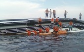 Barco vira com 45 pessoas em Manaus (Divulgação/Marinha)