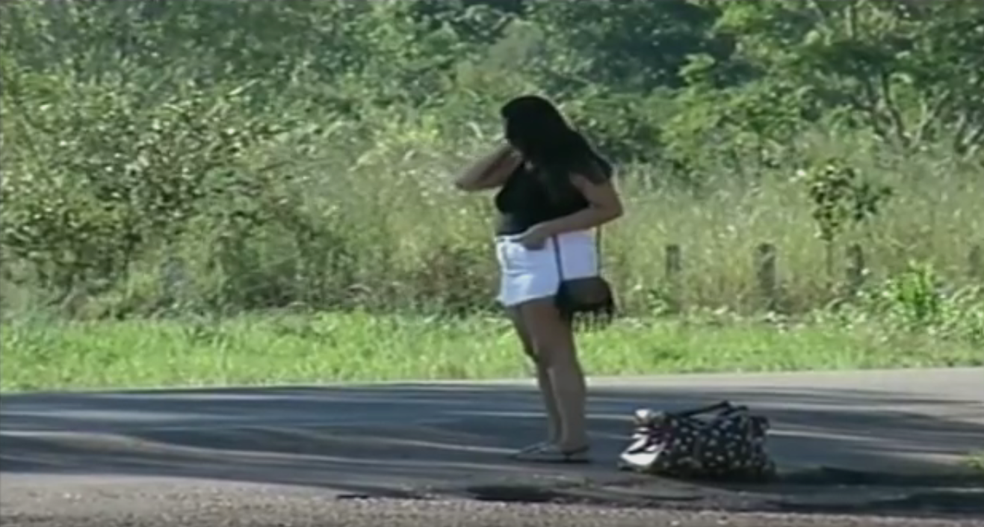 Passageiros ficam à beira das rodovias à espera de ônibus (Foto: Reprodução/TV Anhanguera)