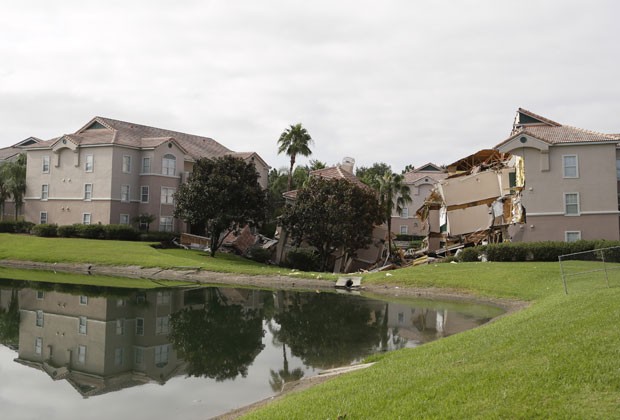 Foto mostra hotel que desabou na Flórida (Foto: John Raoux/AP)