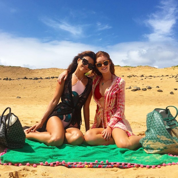 Paula Fernandes e Marina Ruy Barbosa em Fernando de Noronha (Foto: Instagram/ Reprodução)