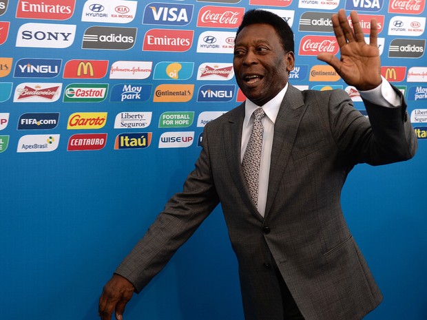 Pelé chega para participar da cerimônia do o sorteio que define os oito grupos para a Copa do Mundo 2014, na Costa do Sauípe. (Foto: Vanderlei Almeida/AFP)
