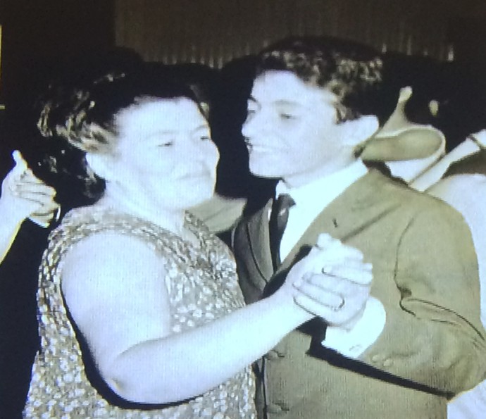 Caco Barcellos dança valsa com a mãe na adolescência (Foto: Arquivo Pessoal)