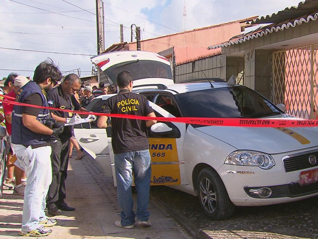 IC faz perícia em carro de taxista morto. (Foto: Reprodução/ TV Globo)