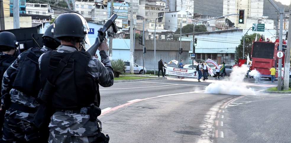 Polícia impediu bloquei de via usando bombas de efeito moral nos protestos em Vitória (Foto: Fernando Madeira/ A Gazeta)