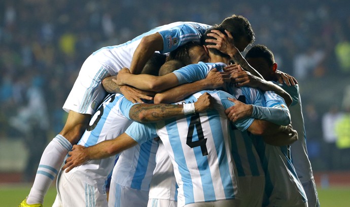 Argentina comemora gol sobre o Paraguai (Foto: MARIBEL FORNEROD - Agência Estado)