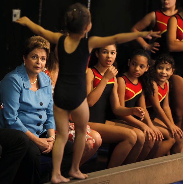 Dilma assiste a uma apresentação de ginástica artística em São Paulo. A presidente ampliou a agenda no estado, durante o segundo turno, para diminuir a vantagem de Aécio Neves