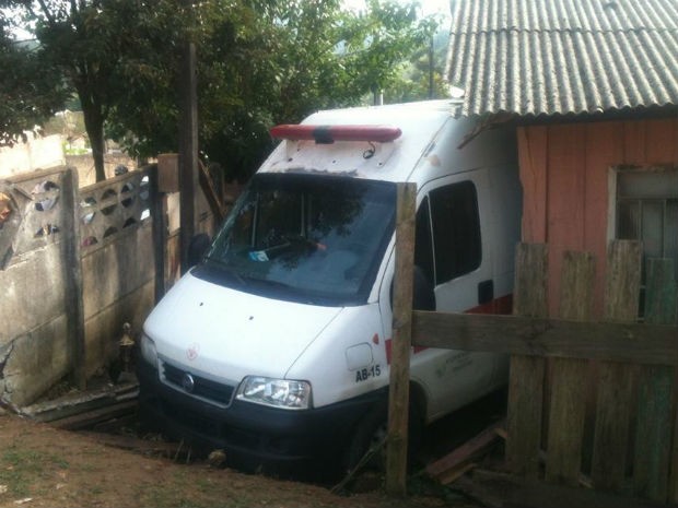 Uma Ambulância invadiu uma casa em Telêmaco Borba (Foto: Jeferson Abreu)