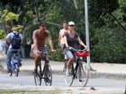 Carolina Ferraz faz passeio de bicicleta com o namorado no Rio