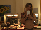 Letícia Spiller posa de biquíni em frente ao espelho: 'Foto de camarim'