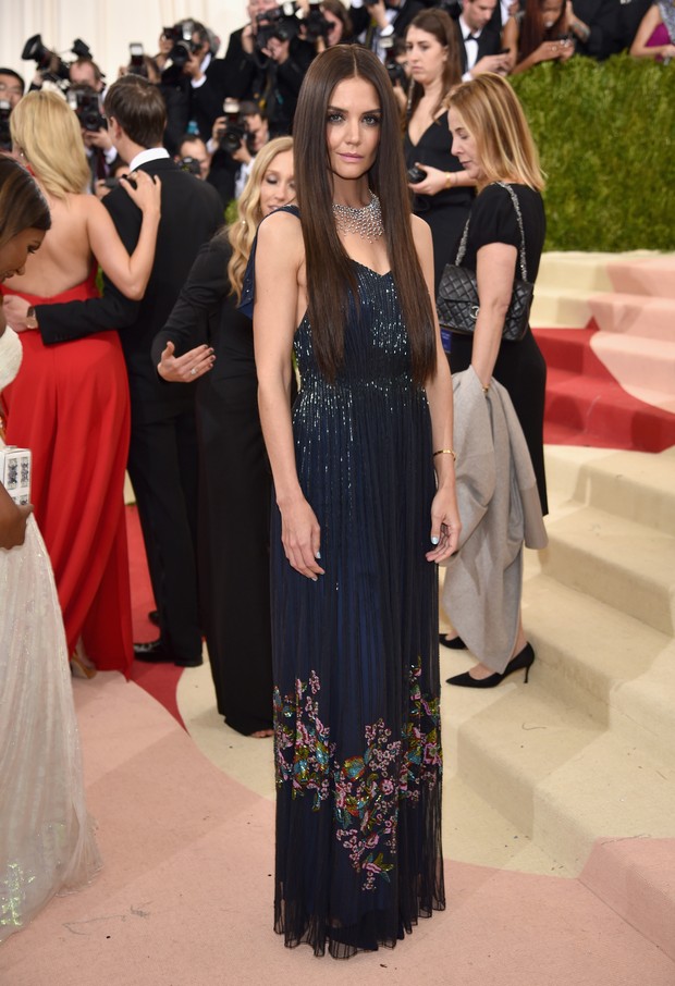 Katie Holmes no baile de gala do MET, em Nova York (Foto: AFP)