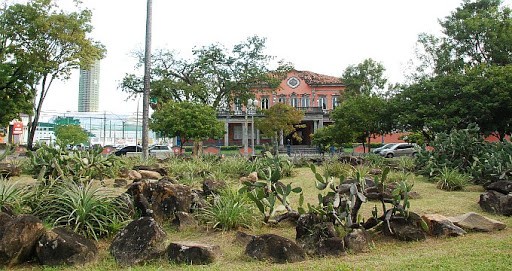 O Jardim da Casa Forte, hoje, Praça Euclides da Cunha, em Recife, foi criado entre 1934-1937. Os projetos realizados enquanto Burle Marx foi diretor de parques e de jardins da cidade são as primeiras áreas verdes públicas de caráter ecológico no Brasil