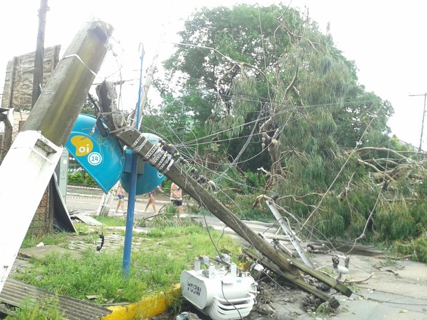 Poste caído em via de Esteio, onde temporal causou estragos (Foto: Vanessa Felippe/RBS TV)