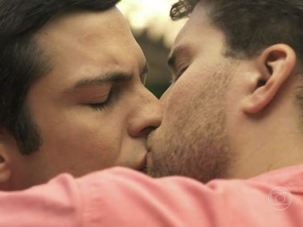 Félix (Mateus Solano) e Niko (Thiago Fragoso) se beijam em 'Amor à vida' (Foto: Reprodução/TV Globo)