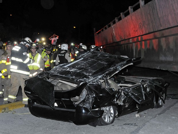 Carro foi destruído após queda de ponte em Quaiaquil, no Equador, por causa de terremoto (Foto: Marcos Pin Mendez/AFP)