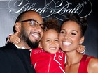 Alicia Keys arrasa no figurino em evento com o marido e o filho