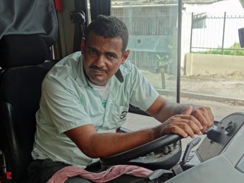 O motorista de ônibus Leandro Soares diz que não há uma viagem em que não seja ameaçado por passageiros (Foto: Penélope Araújo/G1)
