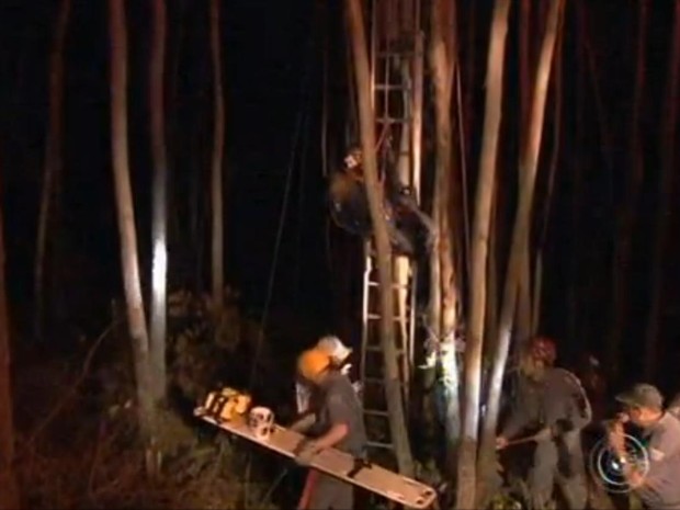 Resgate da vítima terminou à noite, após três horas (Foto: Reprodução/TV TEM)