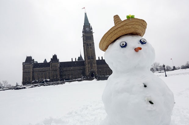 Boneco de neve foi flagrado diante do Parlamento em Ottawa, no Canadá, no dia 28 de fevereiro (Foto: Chris Wattie/Reuters)