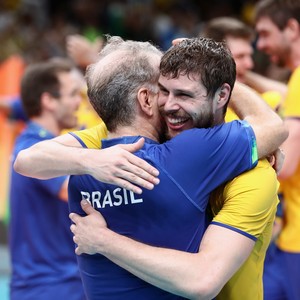 Bernardinho e Bruninho comemoram a conquista do ouro (Foto: Mark Kolbe/GettyImages)