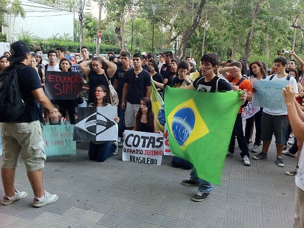 Alunos fizeram petição on-line pedindo a revogação da lei das cotas (Foto: André Teixeira/G1)