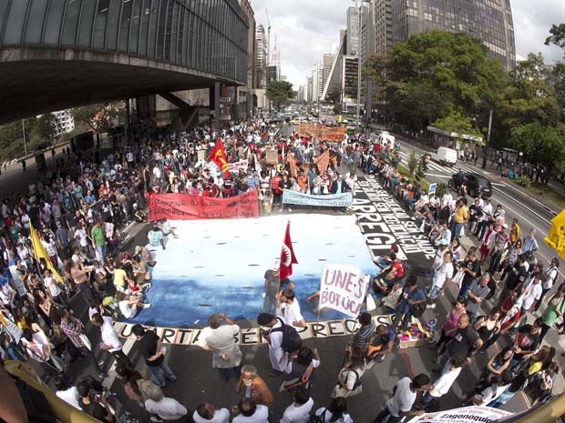 G1 Após caminhada funcionários da USP fazem ato na Avenida Paulista