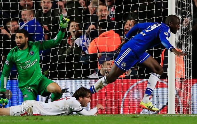 Demba Ba Chelsea x PSG (Foto: AFP)