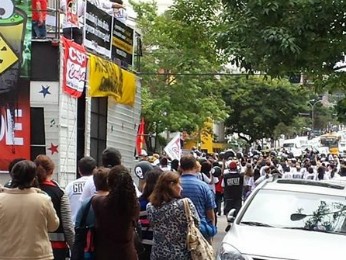 Servidores estaduais da saúde protestaram pelas ruas centrais de Curitiba na manhã desta quarta-feira (26) (Foto: Sindicato/ Divulgação) Servidores estaduais da saúde protestaram pelas ruas centrais de Curitiba na manhã desta quarta-feira (26) (Foto: Sindicato/ Divulgação)